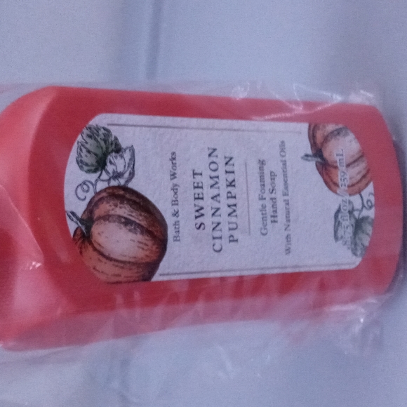 Bath & Body works Foam Hand soap Set of 2 - Picture 2 of 4